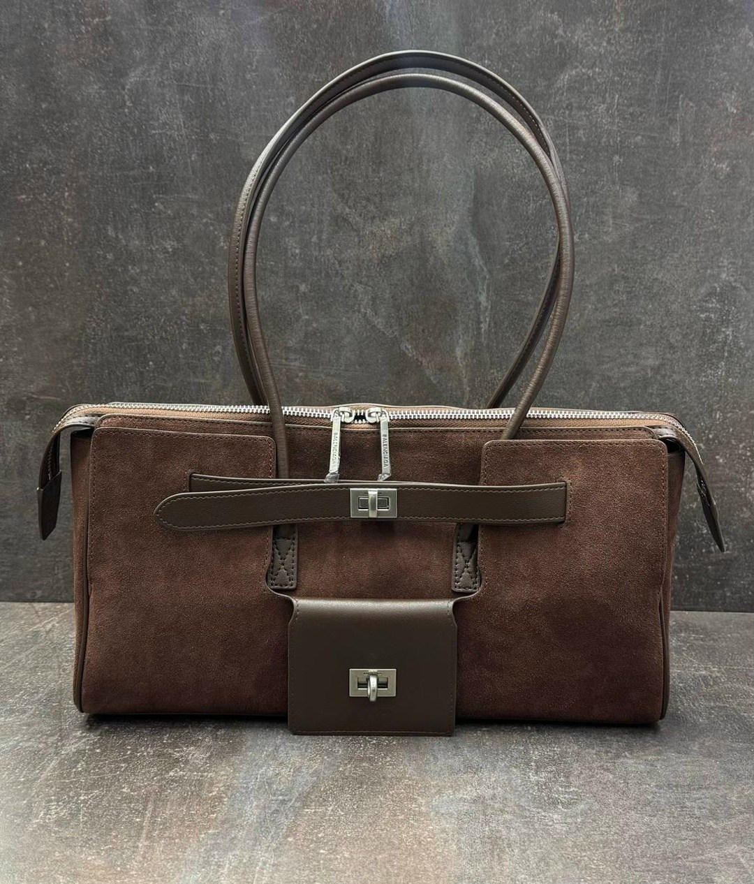 женская замшевая коричневая сумка,замшевая сумка,сумка balenciaga bel air женская замшевая vera pelle,эконика сумка замшевая коричневая,женская замшевая сумка balenciaga коричневая с кожаными вставкам