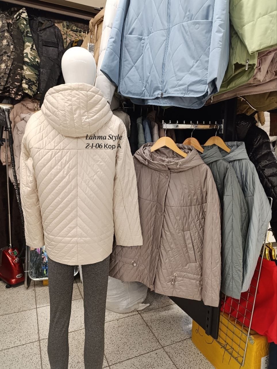 женская демисезонная куртка,демисезонная куртка,куртка женская,демисезонная стеганая куртка с капюшоном,куртка стеганая