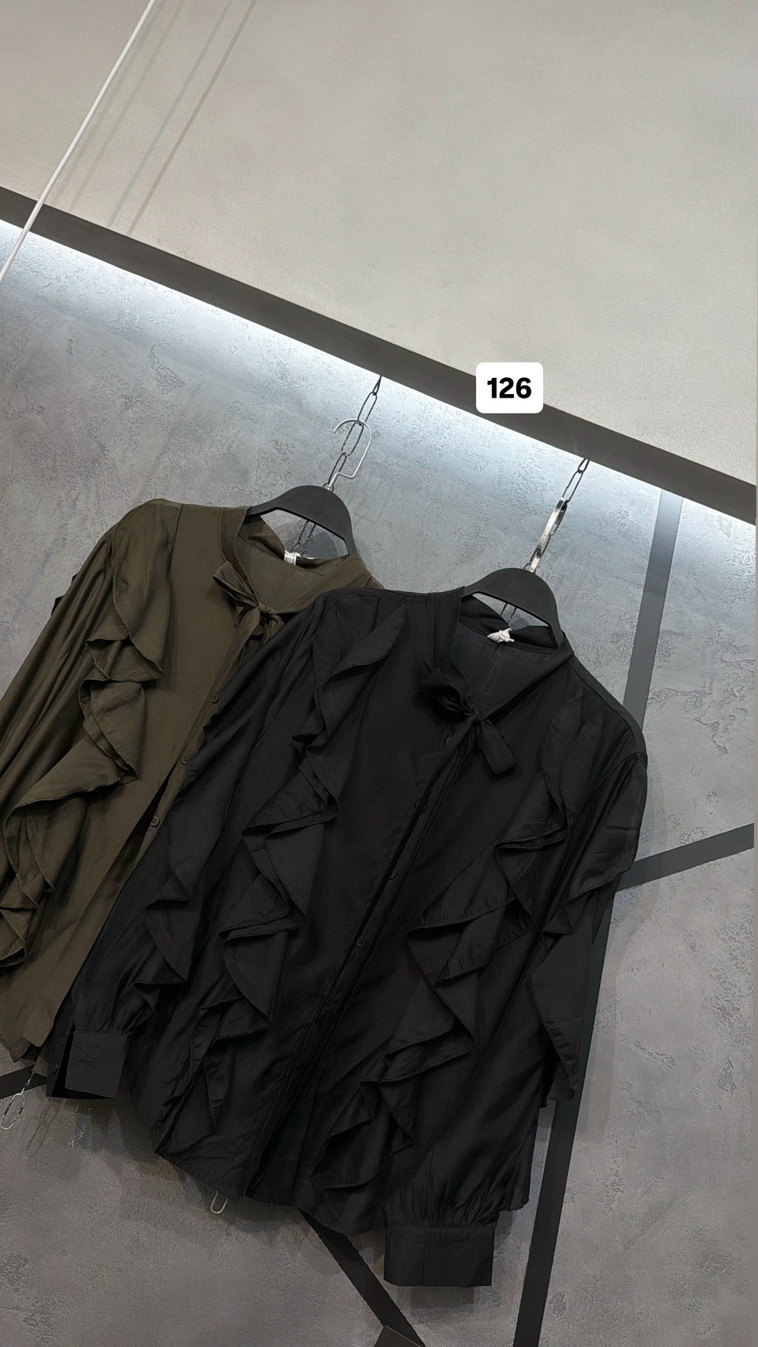 блузка с оборками,блузка стильная,блузка хаки с воланом,блуза повседневная,блузка с рюшами