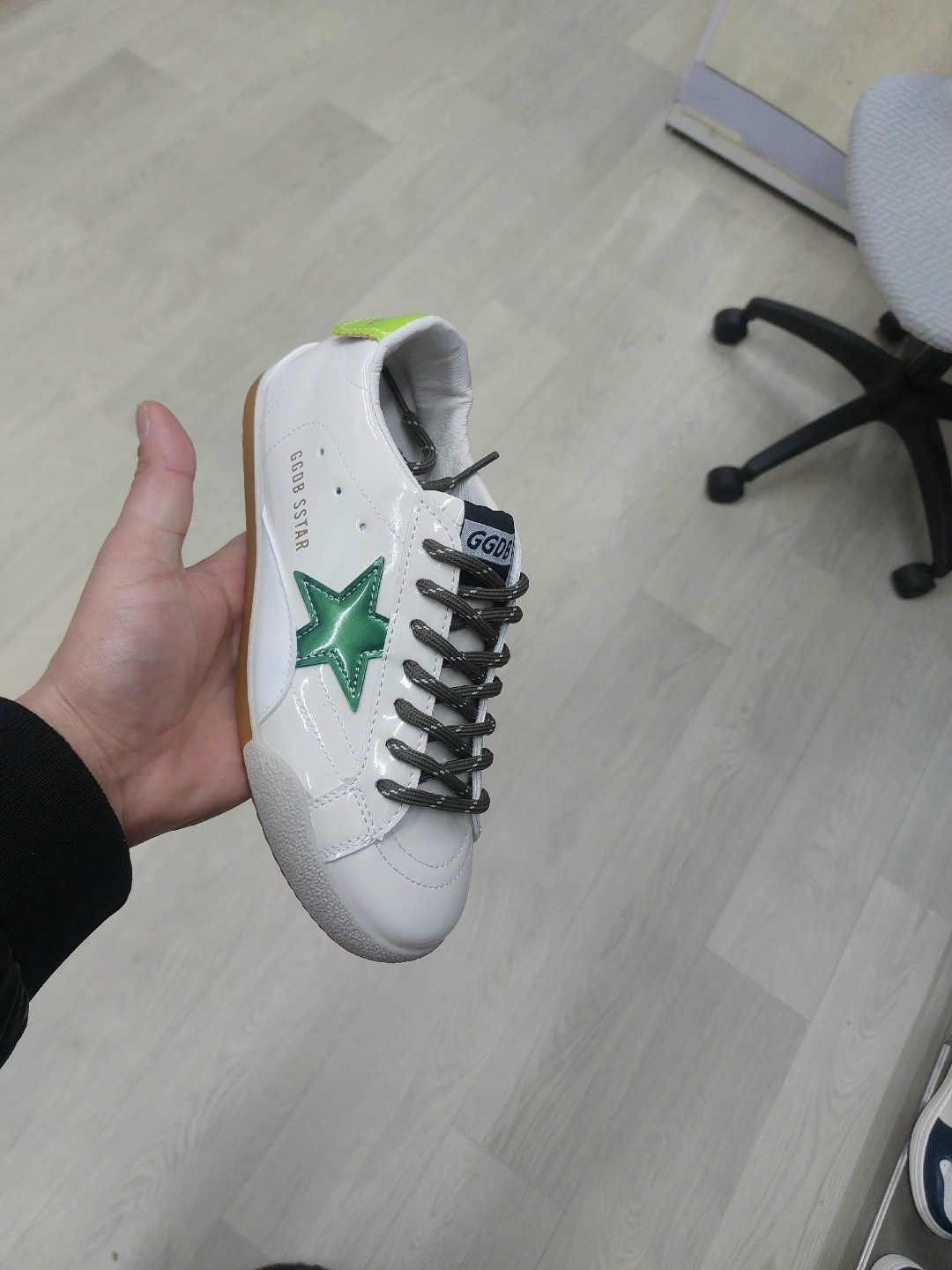 golden goose кеды baskets superstar с блестками серый,кеды зимние с натуральным мехом golden goose premium shoes,golden goose кроссовки,кеды golden goose superstar,кеды golden goose