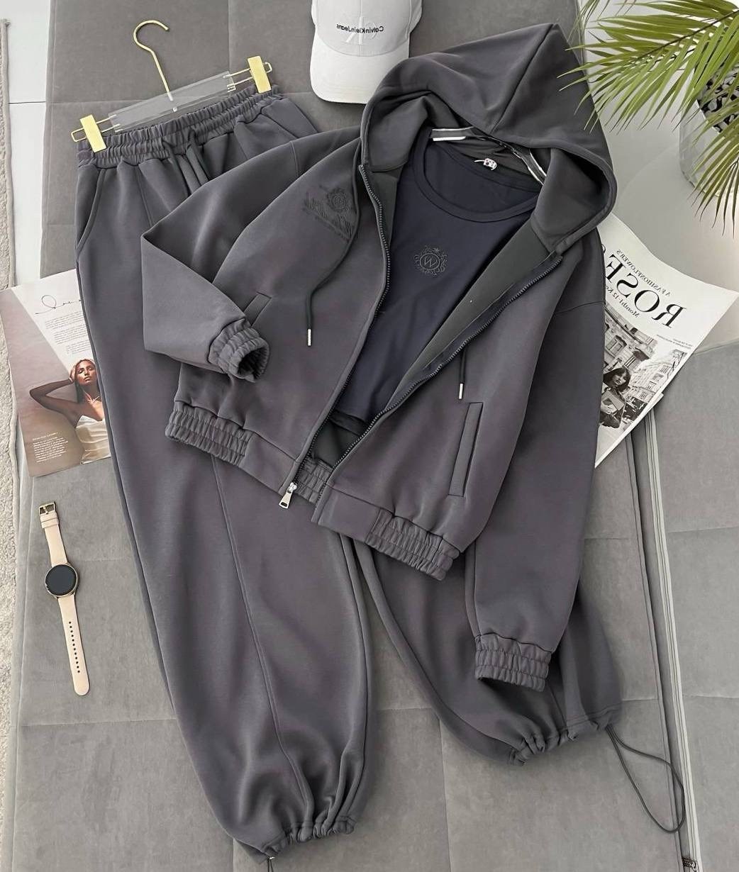 стильный спортивный костюм двойка miu miu,женский красный костюм miu miu,костюм женский,костюм повседневный,костюм спортивный женский