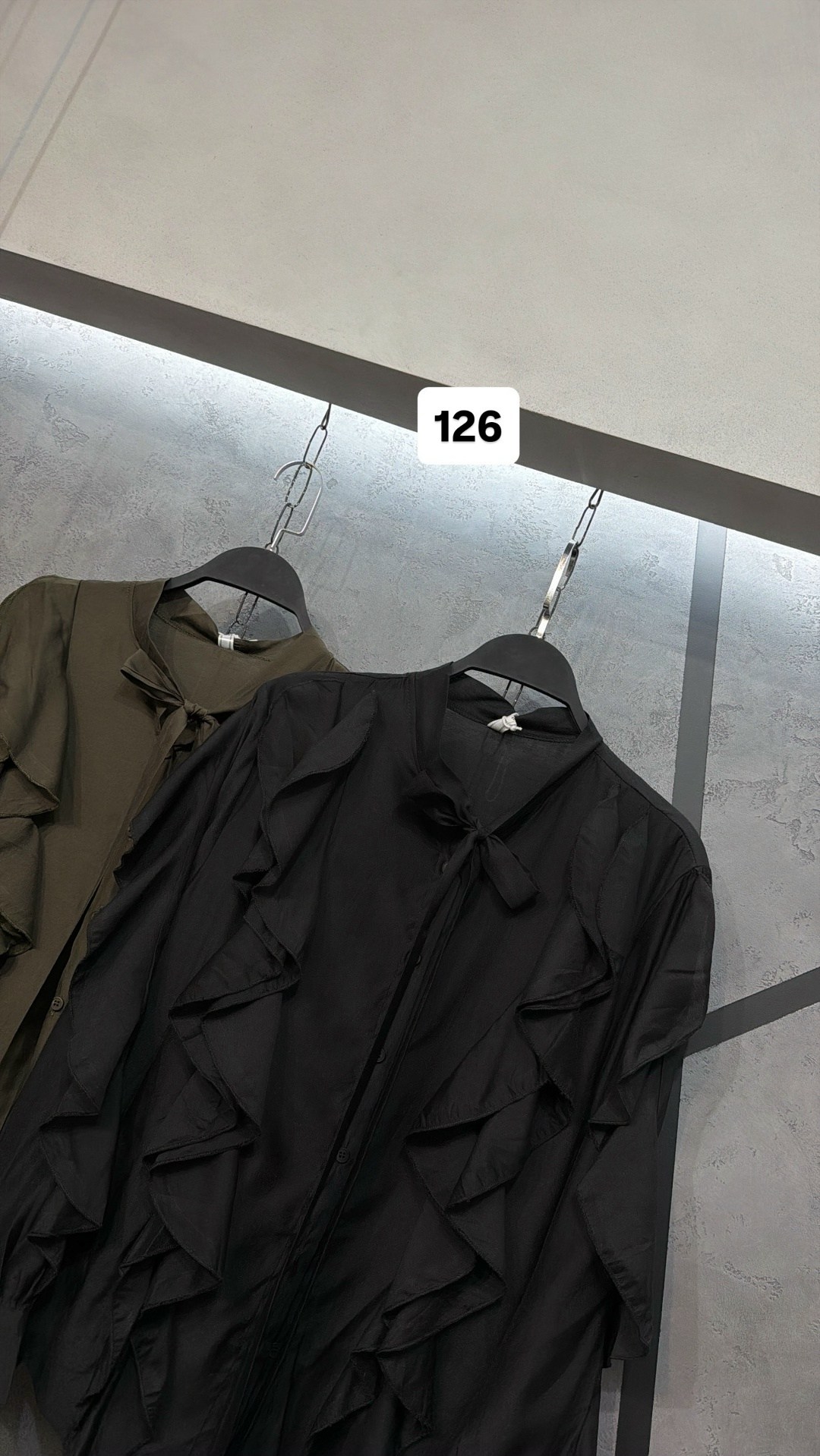 блузка с оборками,блузка стильная,блузка хаки с воланом,блуза повседневная,блузка с рюшами