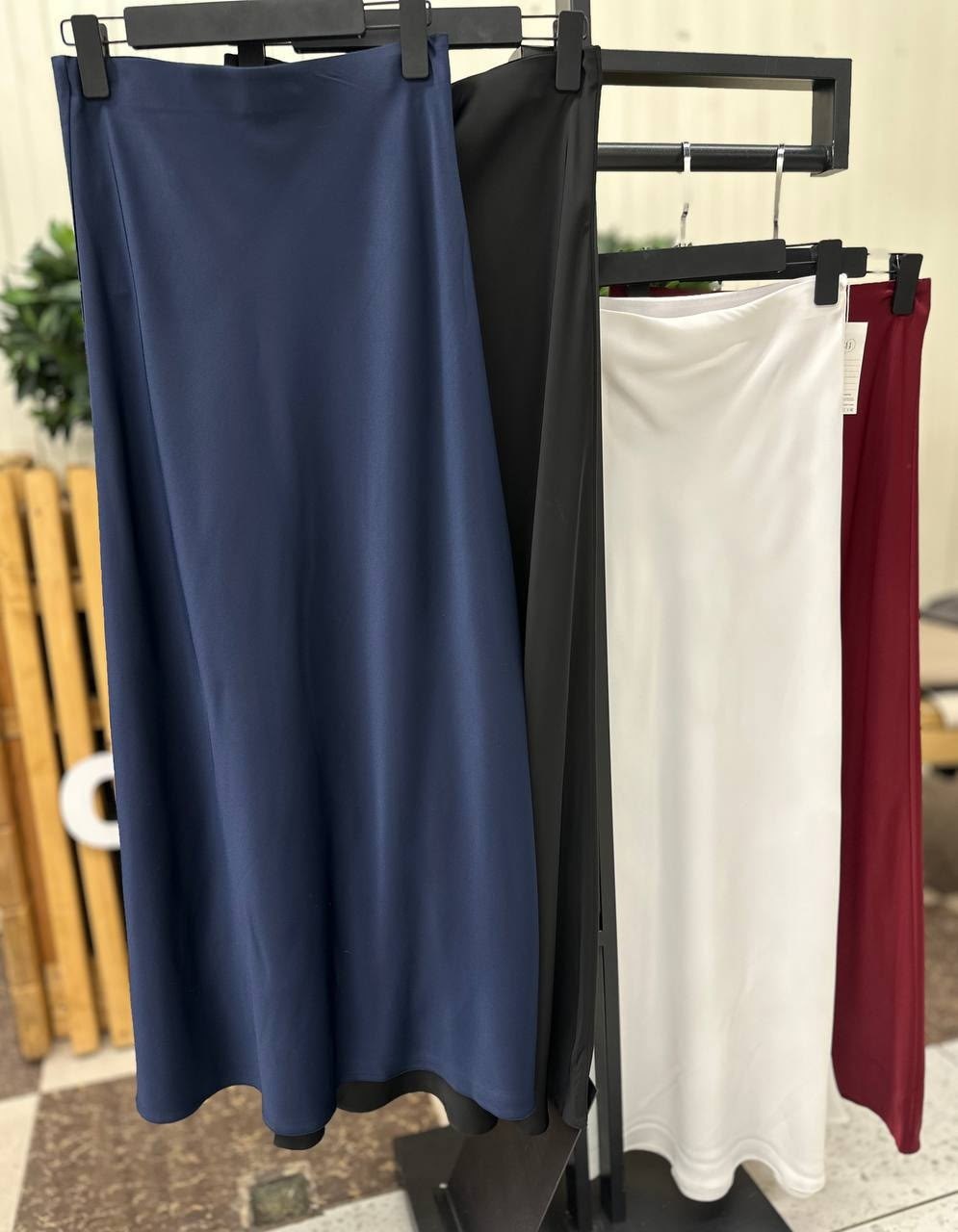 шелковая юбка,атласная юбка,шелковая юбка миди,кофта с юбкой,образы с атласной юбкой