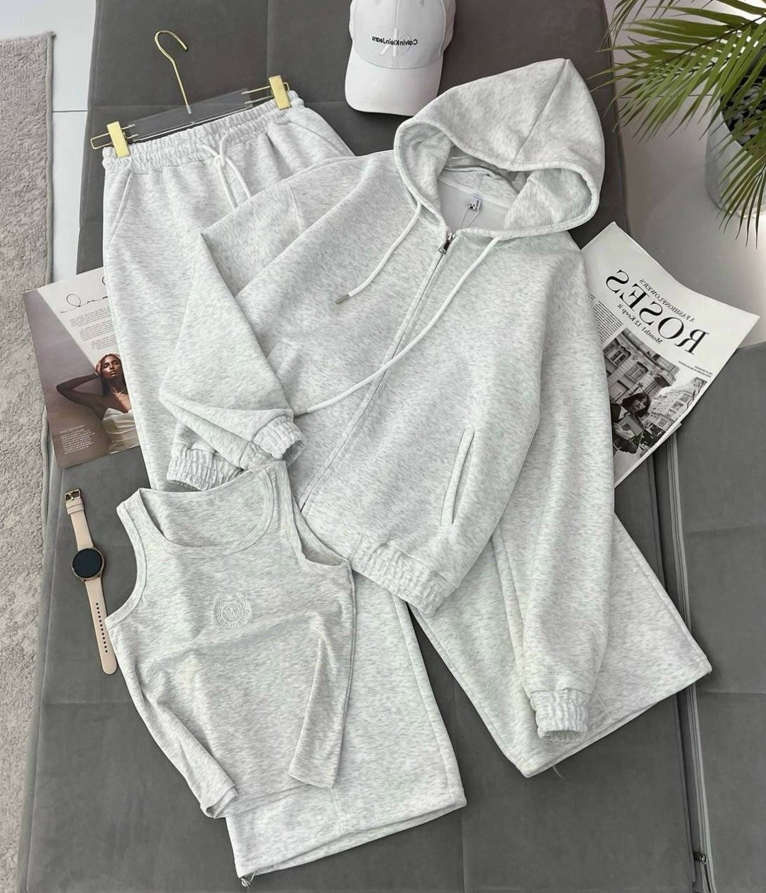 стильный спортивный костюм двойка miu miu,женский красный костюм miu miu,костюм женский,костюм повседневный,костюм спортивный женский