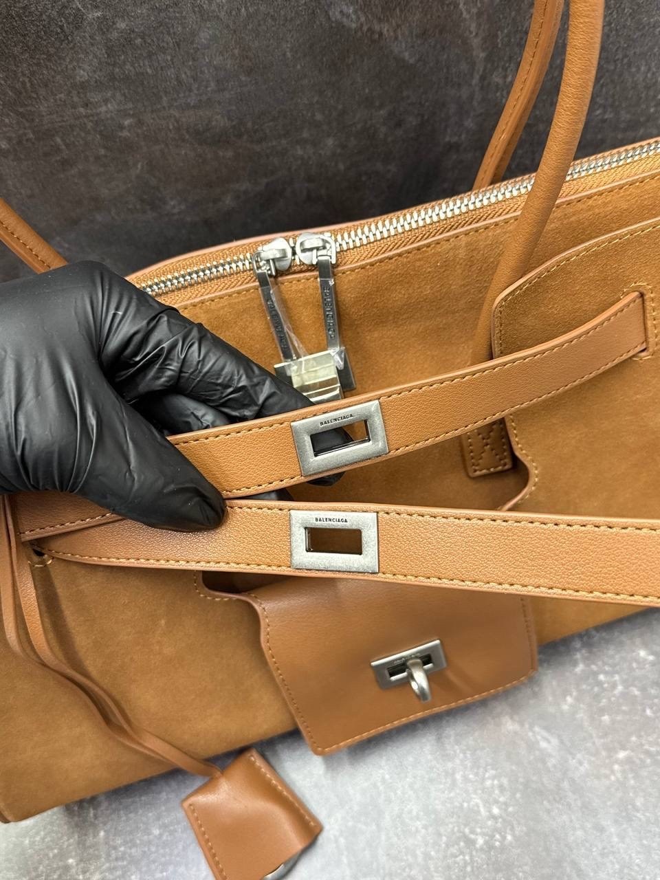 женская замшевая коричневая сумка,замшевая сумка,сумка balenciaga bel air женская замшевая vera pelle,эконика сумка замшевая коричневая,женская замшевая сумка balenciaga коричневая с кожаными вставкам