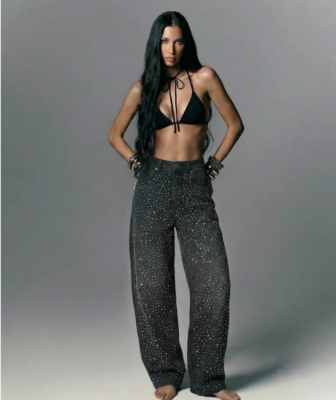 джинсы со стразами,джинсы клеш со стразами h&a collection,джинсы широкие со стразами,джинсы с камнями и стразами,повседневные джинсы со множеством карманов украшен искусственными бриллиантами