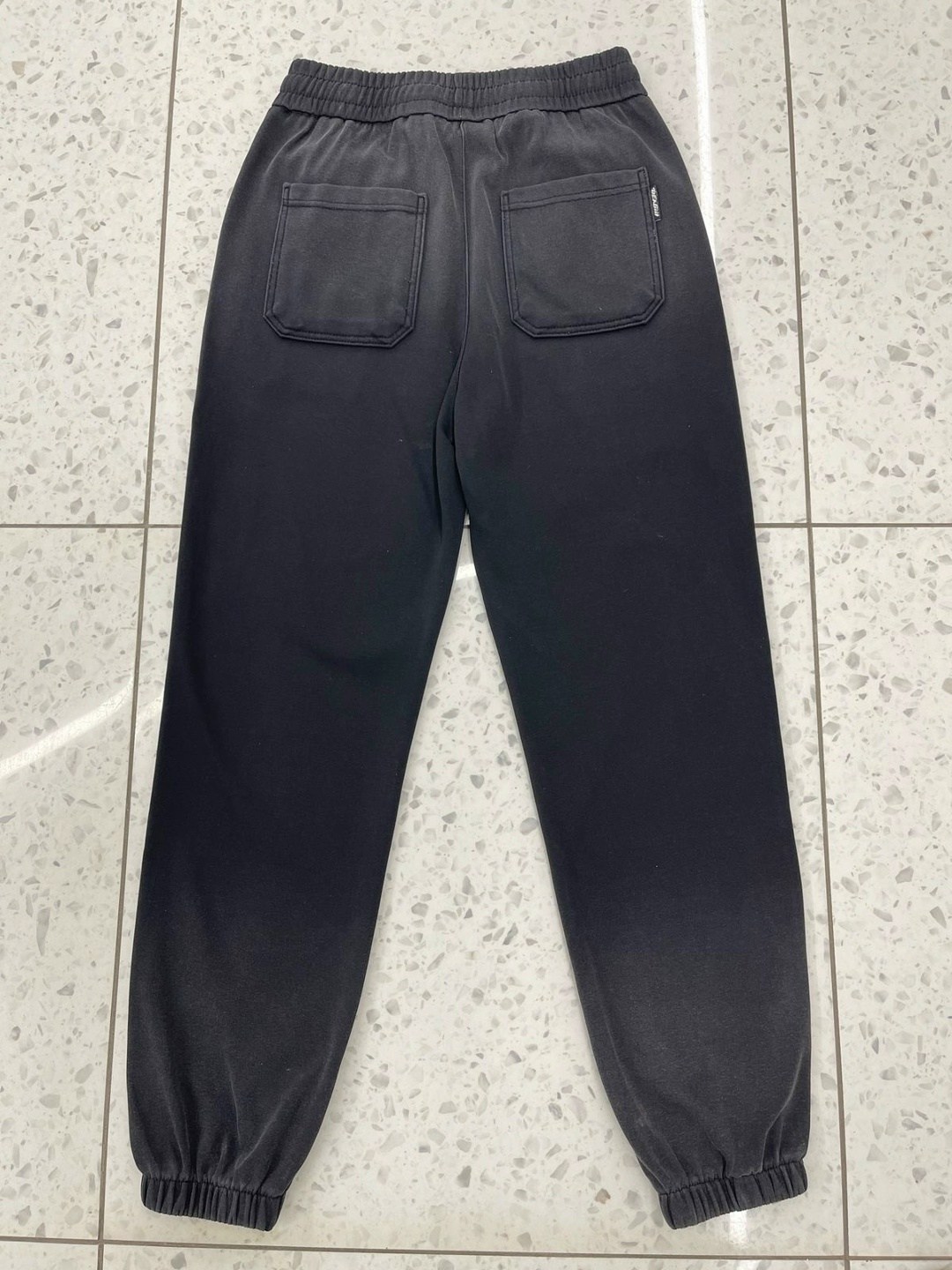 мужские спортивные брюки,серый свитшот,мужская мода,мужские свитшоты,брюки спортивные