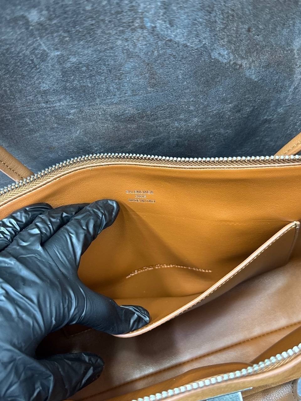 женская замшевая коричневая сумка,замшевая сумка,сумка balenciaga bel air женская замшевая vera pelle,эконика сумка замшевая коричневая,женская замшевая сумка balenciaga коричневая с кожаными вставкам