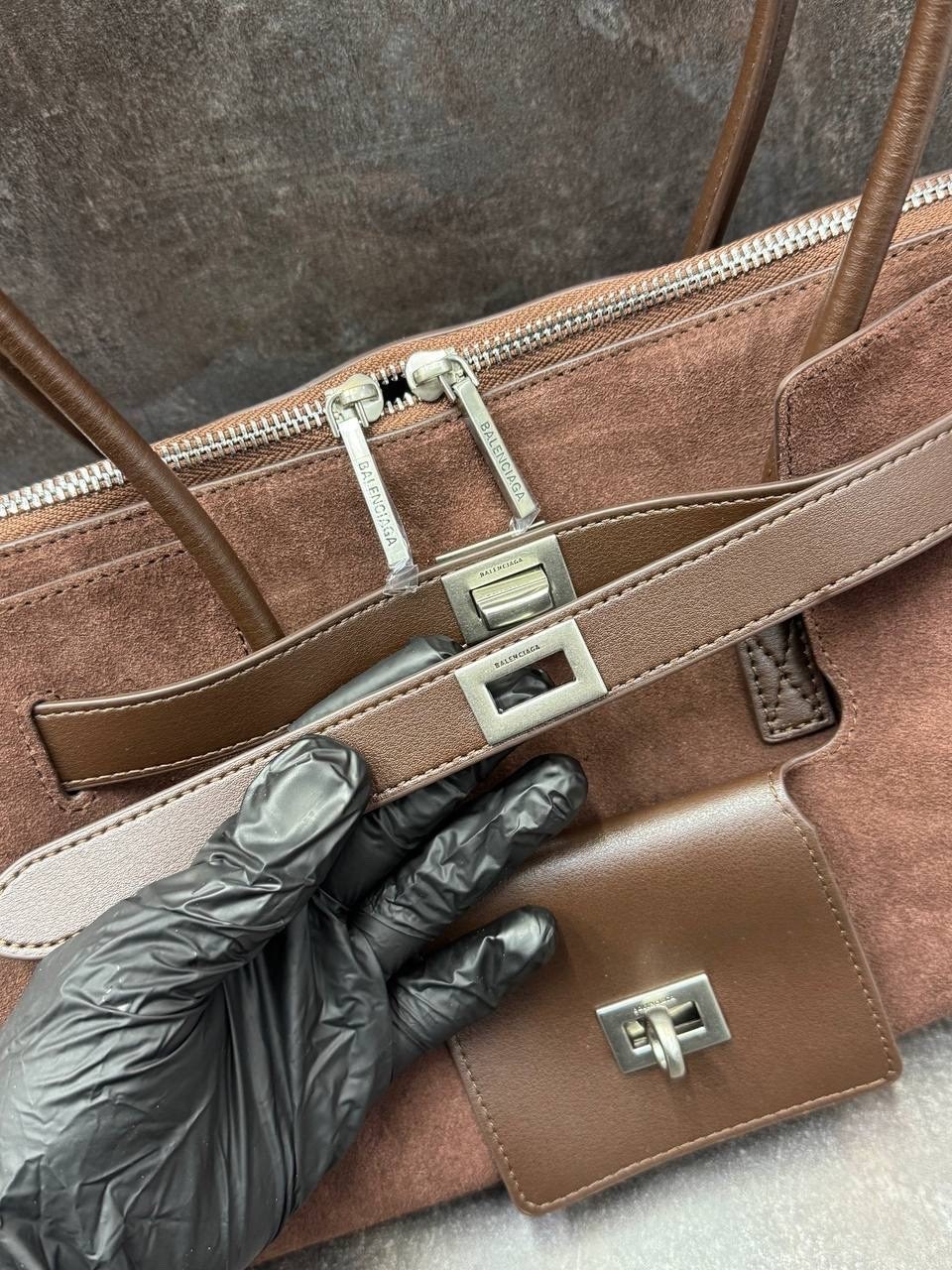 женская замшевая коричневая сумка,замшевая сумка,сумка balenciaga bel air женская замшевая vera pelle,эконика сумка замшевая коричневая,женская замшевая сумка balenciaga коричневая с кожаными вставкам