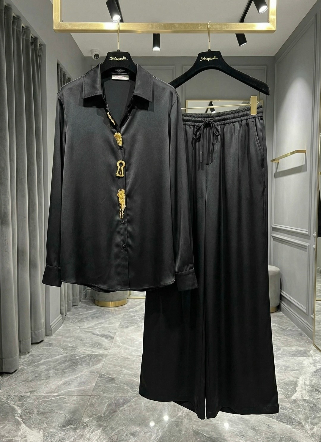 костюм в пижамном стиле шелковый черный,брючный костюм,брючный костюм aura of the day 9242 чёрный двойка,брючный комплект aura of the day 9242,шелковый костюм pines 206744205