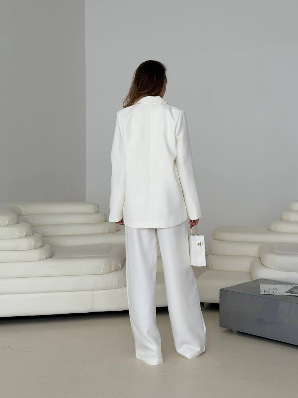 брючный костюм dilanavip м-1993 белый тройка,костюм белый брючный,костюм брючный 1993 белый dilanavip,белый костюм,костюм с жилетом и брюками от бренда tizara