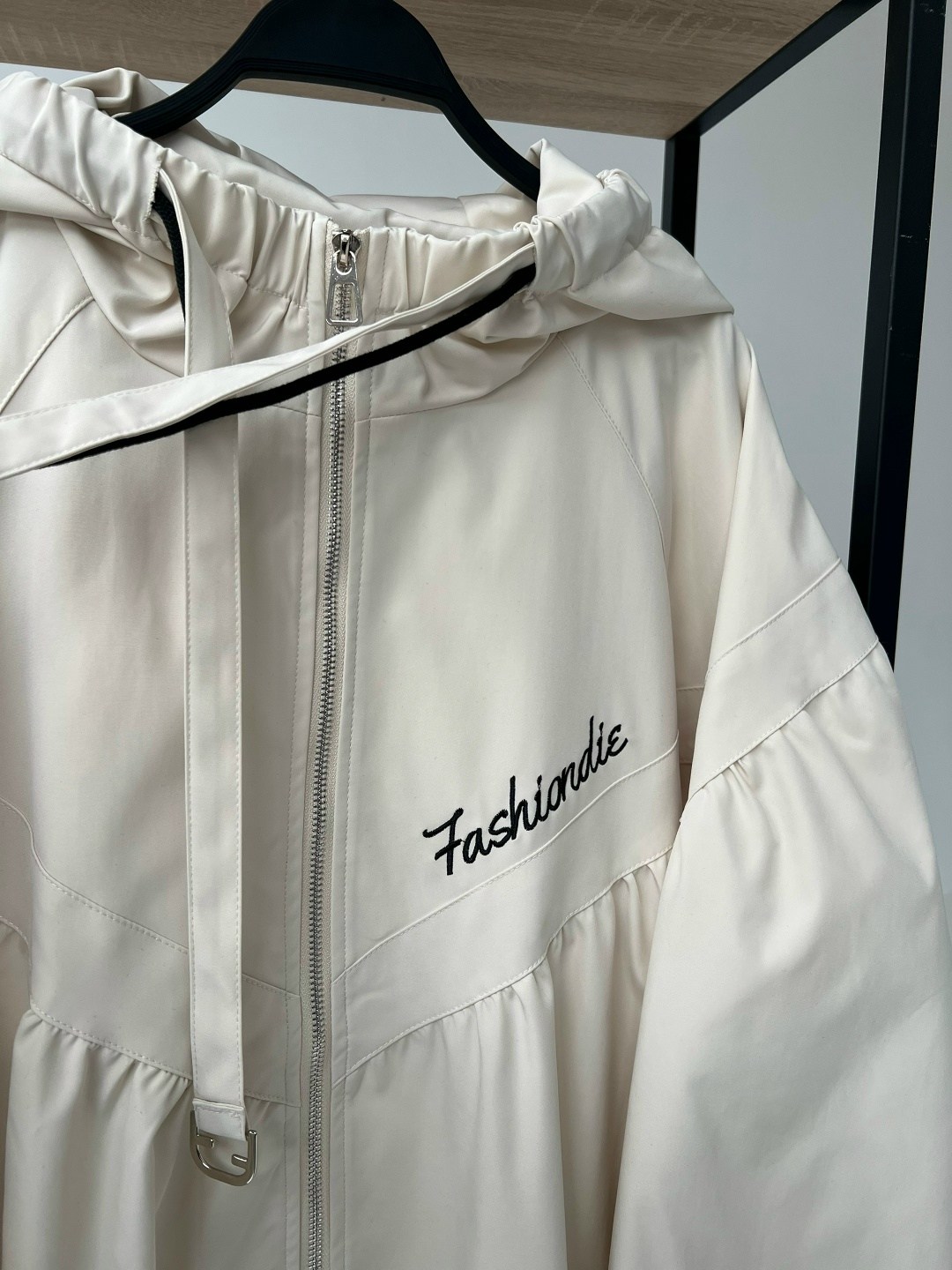 оверсайз куртка,стильная куртка,легкая куртка,женская ветровка,ветровка оверсайз с капюшоном