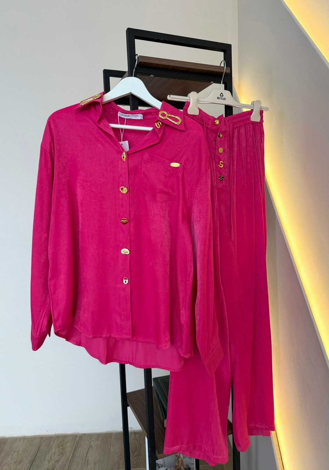 костюм с брюками,стильные костюмы,брючный комплект,костюм для женщин,малиновый женский костюм с брюками