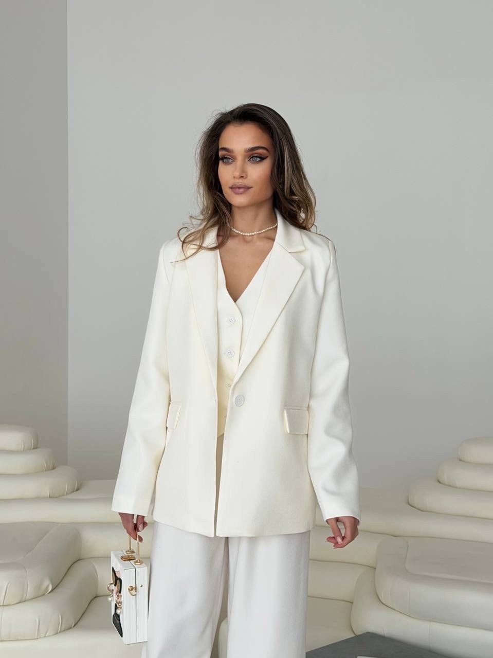 брючный костюм dilanavip м-1993 белый тройка,костюм белый брючный,костюм брючный 1993 белый dilanavip,белый костюм,костюм с жилетом и брюками от бренда tizara