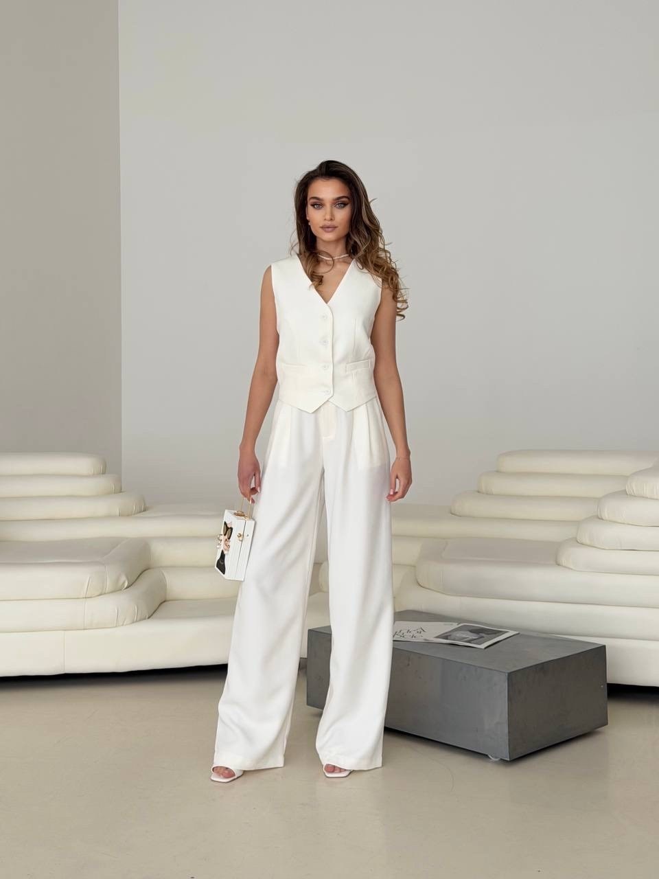 брючный костюм dilanavip м-1993 белый тройка,костюм белый брючный,костюм брючный 1993 белый dilanavip,белый костюм,костюм с жилетом и брюками от бренда tizara