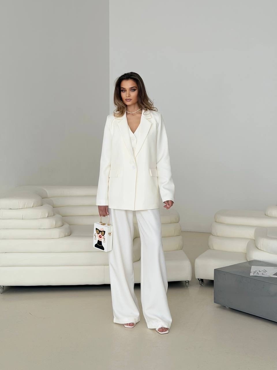 брючный костюм dilanavip м-1993 белый тройка,костюм белый брючный,костюм брючный 1993 белый dilanavip,белый костюм,костюм с жилетом и брюками от бренда tizara