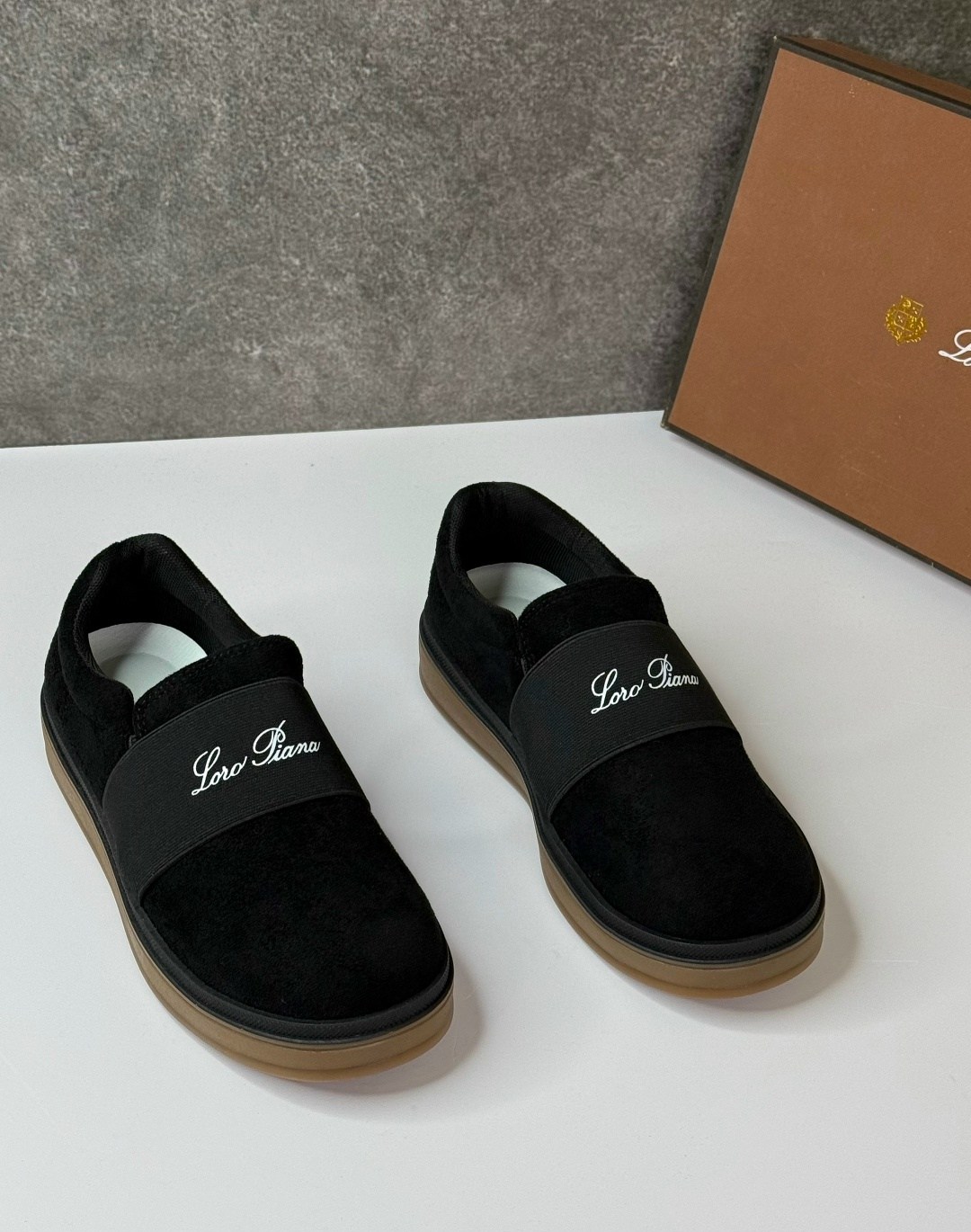 ,слипоны замшевые,слипоны из натуральной замши the row,zara мужские замшевые слипоны,лоферы женские замшевые