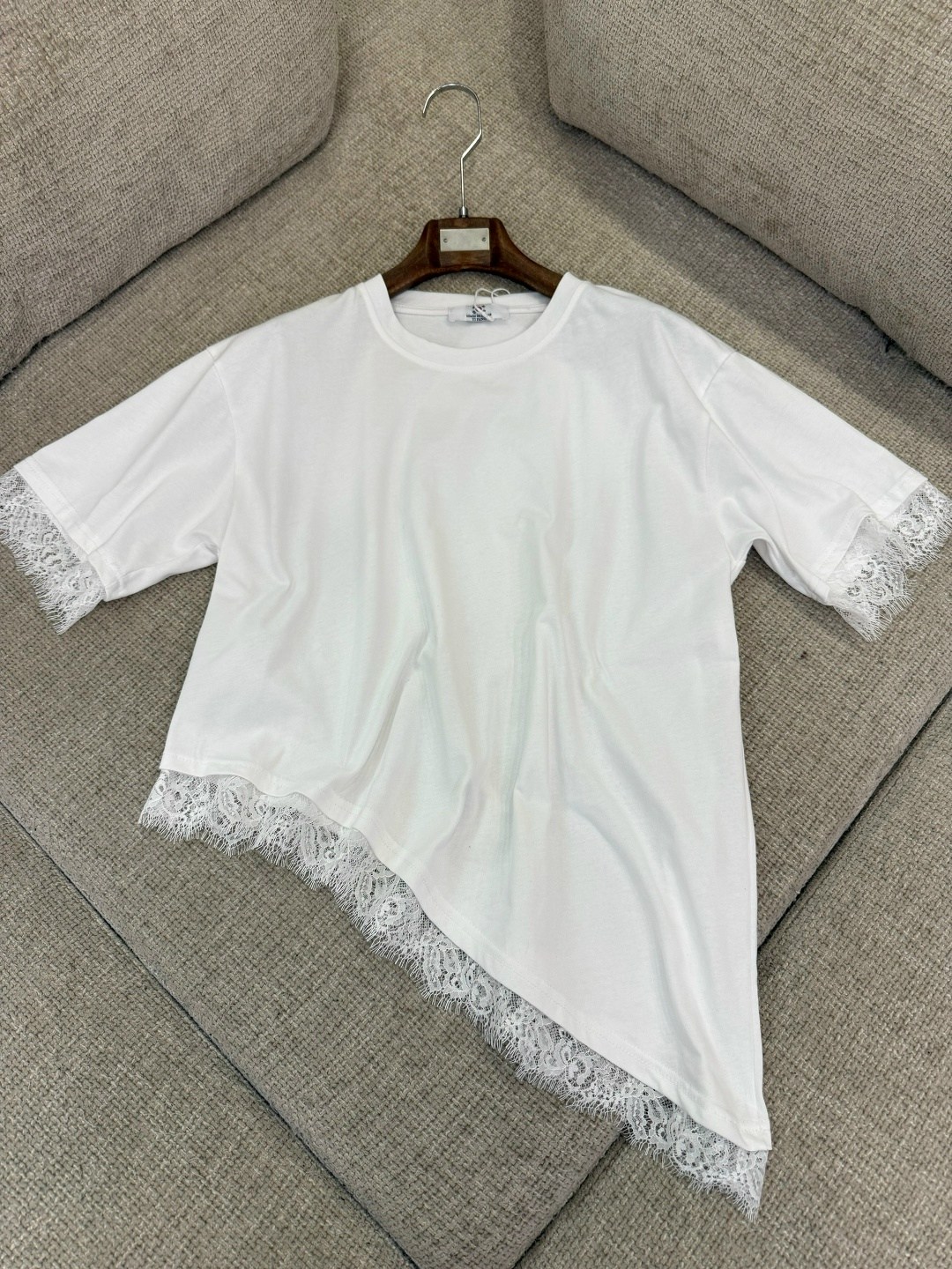 футболка с кружевами,футболки модные,футболка с оборками,футболка женская