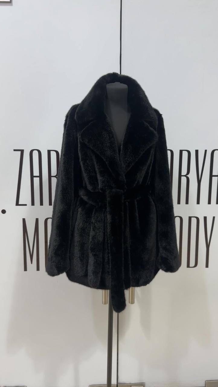 девушка,шуба искусственная экошуба без капюшона с поясом kev 299188582,шуба искусственная экошуба без капюшона с поясом kev цвет бежевый белый,белая искусственная меховая куртка,шуба искусственная эко