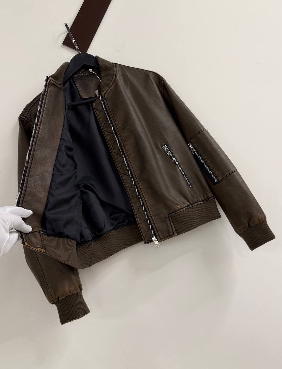 кожаная куртка,куртка бомбер,куртка кожаная бомбер,кожаный бомбер,короткая куртка из искусственной кожи