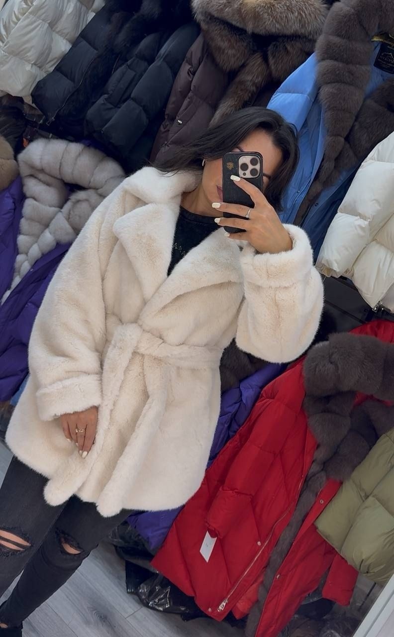 девушка,шуба искусственная экошуба без капюшона с поясом kev 299188582,шуба искусственная экошуба без капюшона с поясом kev цвет бежевый белый,белая искусственная меховая куртка,шуба искусственная эко