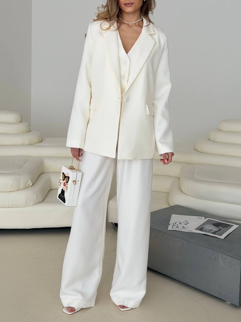 брючный костюм dilanavip м-1993 белый тройка,костюм белый брючный,костюм брючный 1993 белый dilanavip,белый костюм,костюм с жилетом и брюками от бренда tizara