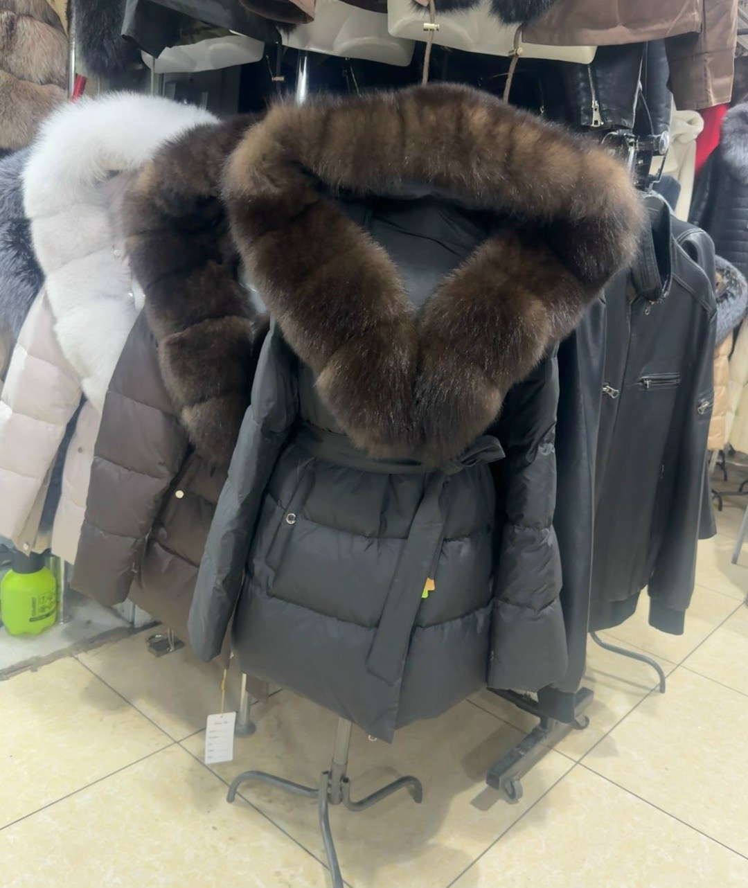 пуховик женский с натуральным мехом,пуховик с натуральным мехом,стильные пуховики с мехом,пуховик с натуральным мехом furs lux,зимние куртки и пуховики