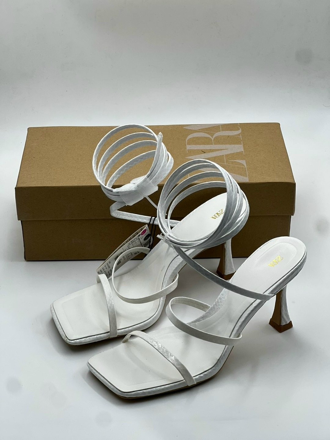 ,женские босоножки,босоножки боттега,босоножки на каблуках,белые кожаные босоножки zara