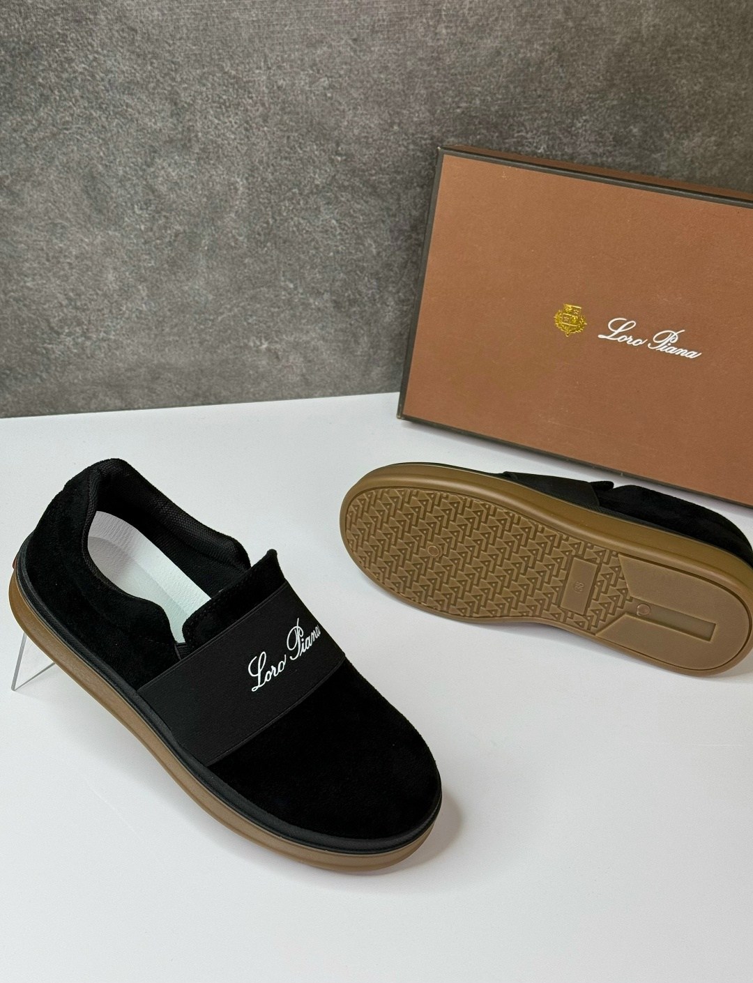 ,слипоны замшевые,слипоны из натуральной замши the row,zara мужские замшевые слипоны,лоферы женские замшевые