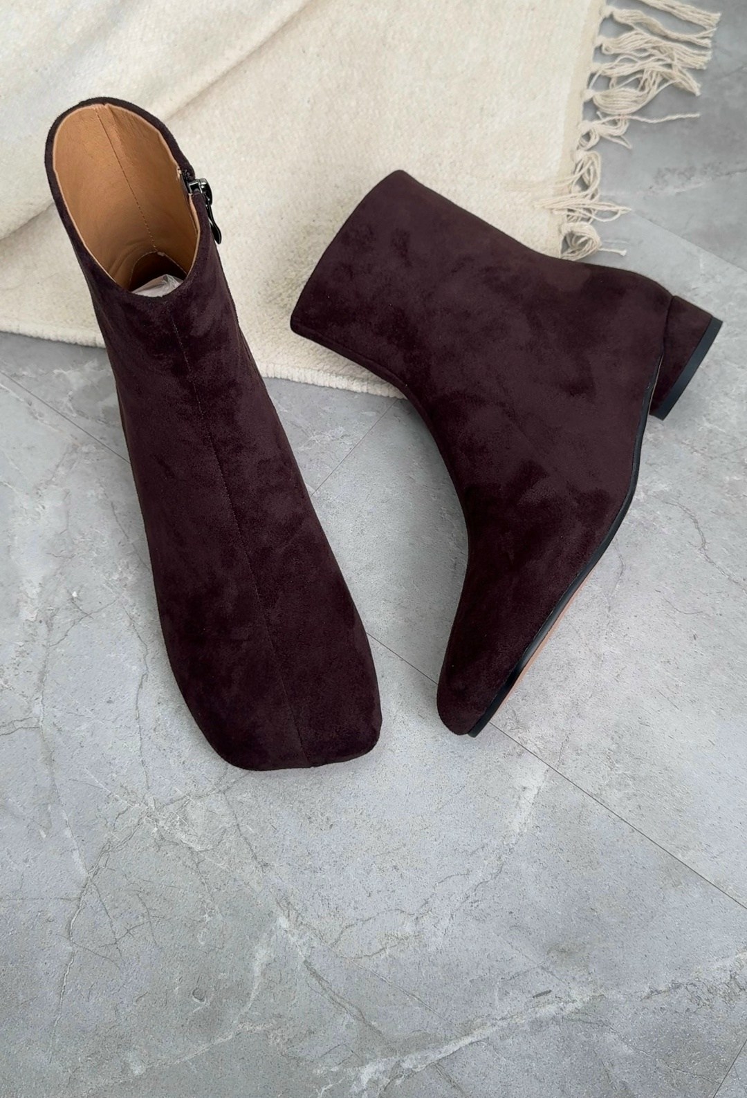 женские ботильоны,,ботильоны с квадратным носком,женские ботильоны из натуральной замши на низком квадратном каблуке,замшевые ботильоны