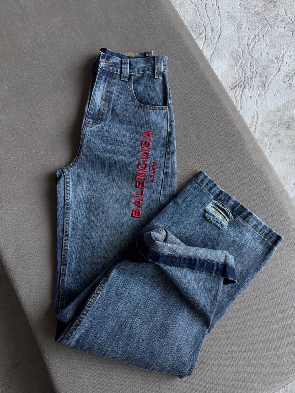 джинсы balenciaga,джинсы свободного кроя balenciaga,мужские джинсы balenciaga,модные джинсы,джинсы баленсиага