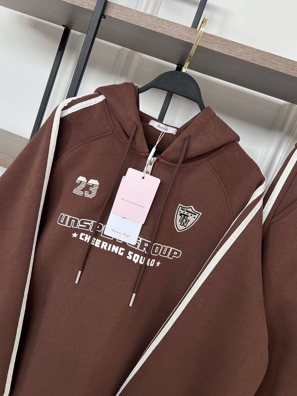 красные спортивные костюмы,костюм спортивный женский,красные спортивные женские костюмы,красный костюм спорт шик,спорт костюм