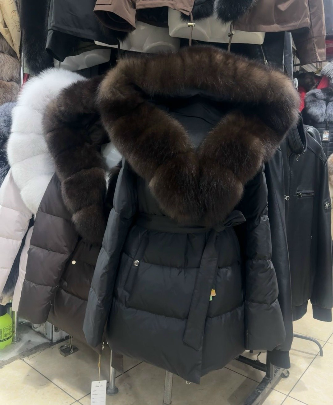 пуховик женский с натуральным мехом,пуховик с натуральным мехом,стильные пуховики с мехом,пуховик с натуральным мехом furs lux,зимние куртки и пуховики