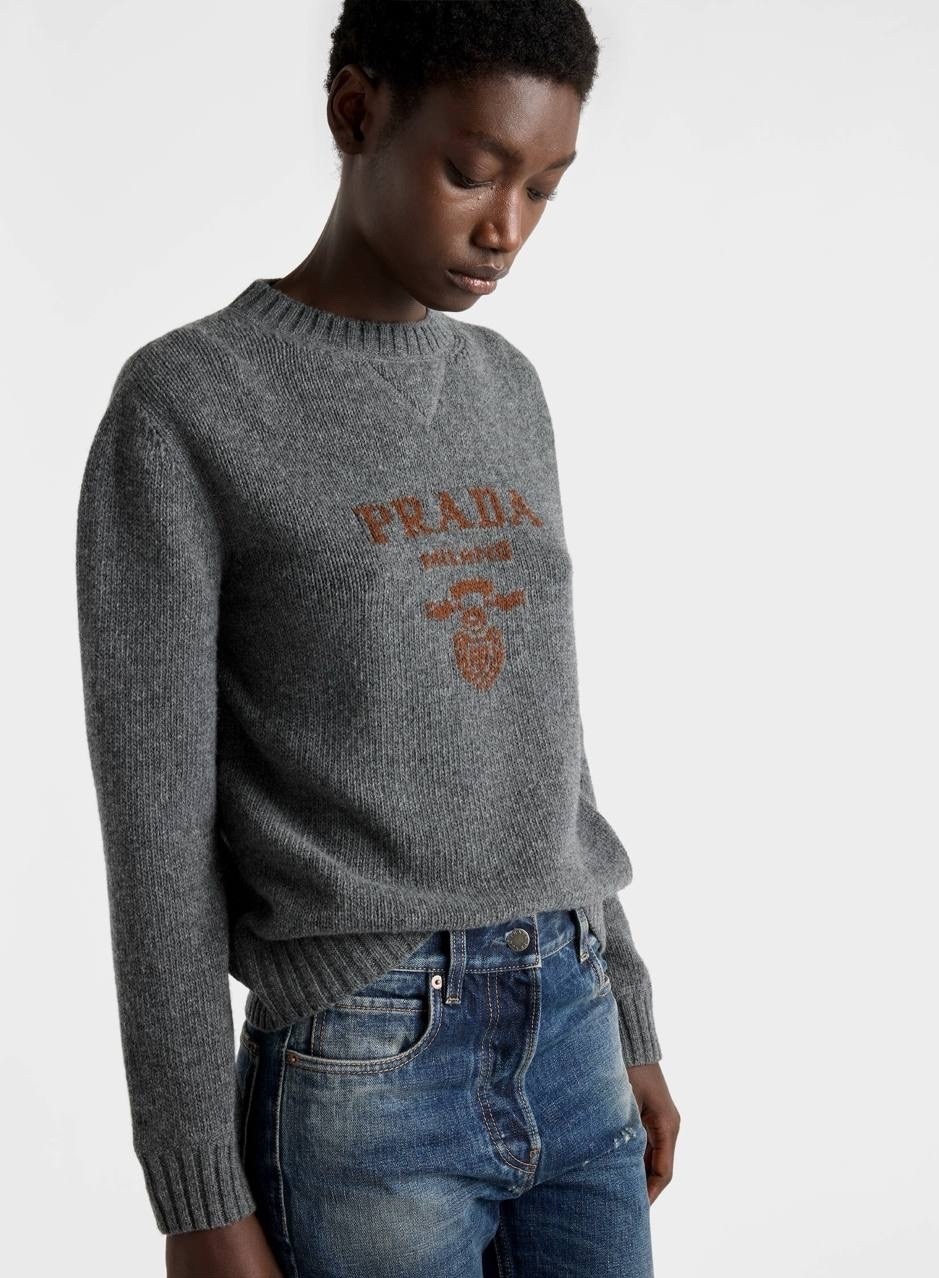 свитер prada,prada кашемировый джемпер с вышитым логотипом серый,джемпер с логотипом,джемпер прада серый,кашемировый джемпер с логотипом prada серый
