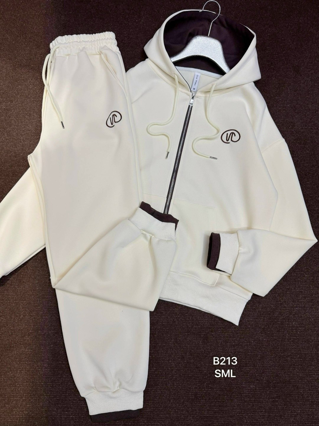 спортивный костюм,спортивный костюм женский,стильные костюмы,спортивный женский костюм белый,костюм спортивный celine