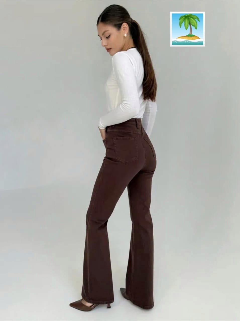 модные брюки,фасон стиль,брюки стиль,стильные наряды,женские джинсы коричневые джинсовые расклешенные брюки