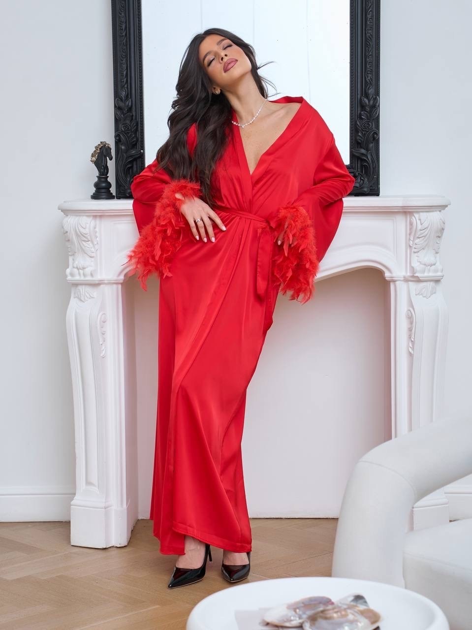 халат с перьями,шелковый халат,женский халат,женский халат с красными перьями,шелковый длинный халат