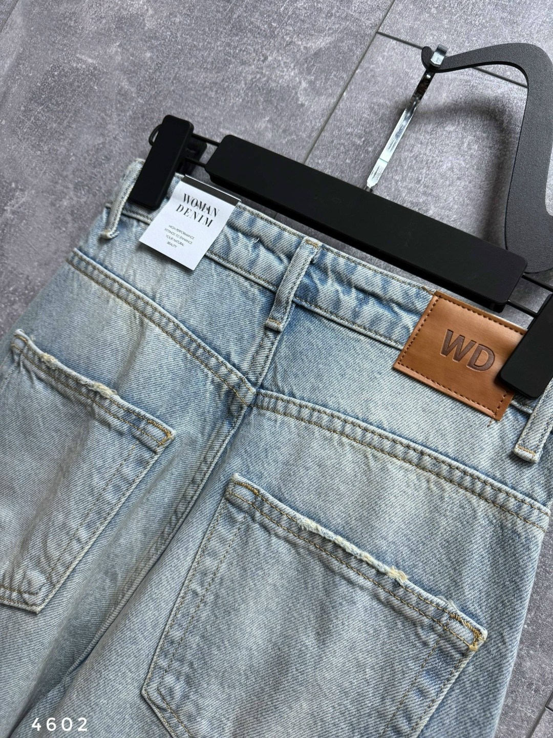 джинсы - 2900 ₽ футболка - 1690 ₽,джинсы прямого кроя,широкие джинсы,брюки джинсы,футболки для женщин