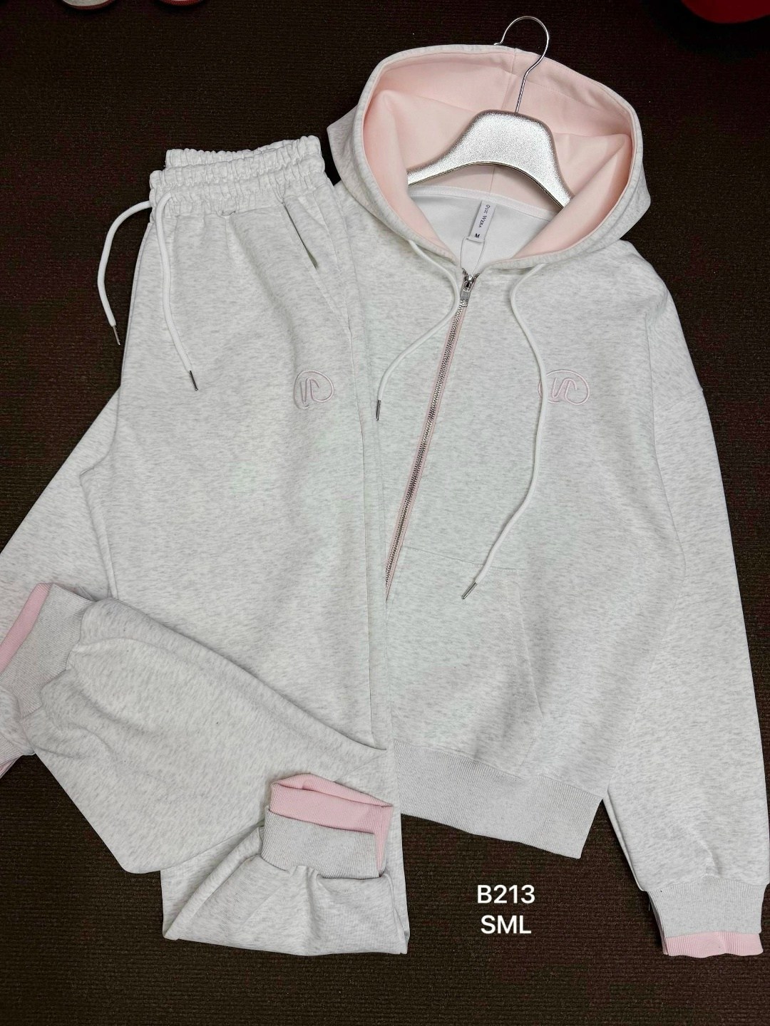 спортивный костюм,спортивный костюм женский,стильные костюмы,спортивный женский костюм белый,костюм спортивный celine