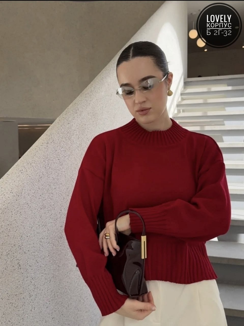 трикотажный свитер оверсайз,вязаный свитер оверсайз,свитер укороченный оверсайз тонкий вязаный,свитер укороченный оверсайз тонкий вязаный цвет красный алый,свитер бордовый оверсайз вязаный укороченный