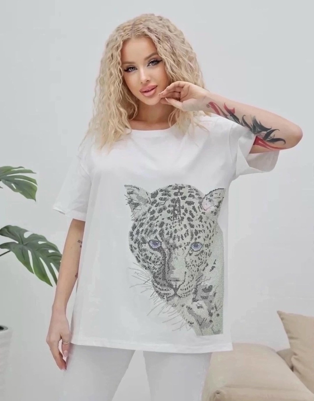футболка со стразами женская,женская футболка оверсайз со стразами,футболка оверсайз со стразам,футболка со стразами,футболка оверсайз со стразами с принтом