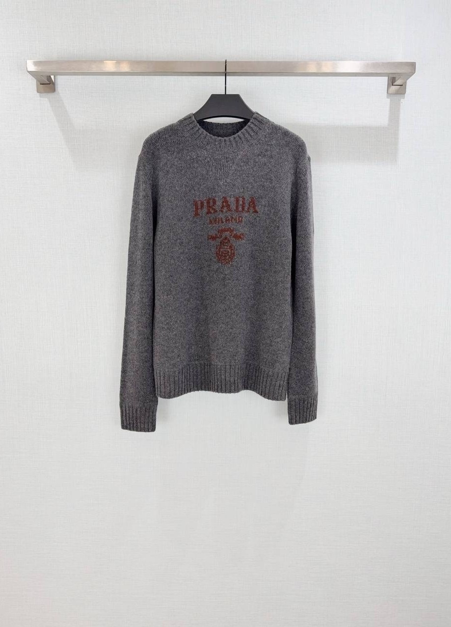 свитер prada,prada кашемировый джемпер с вышитым логотипом серый,джемпер с логотипом,джемпер прада серый,кашемировый джемпер с логотипом prada серый