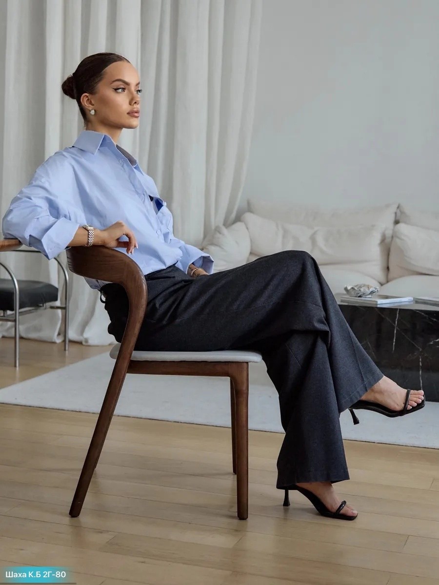 мода стиль,голубая рубашка оверсайз офисная,модные брюки,голубая рубашка оверсайз