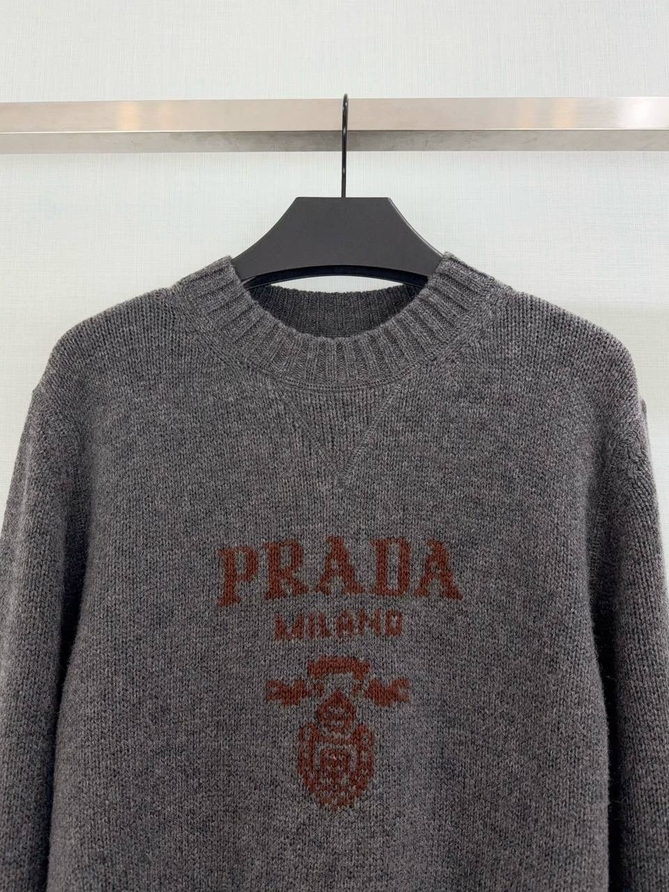 свитер prada,prada кашемировый джемпер с вышитым логотипом серый,джемпер с логотипом,джемпер прада серый,кашемировый джемпер с логотипом prada серый