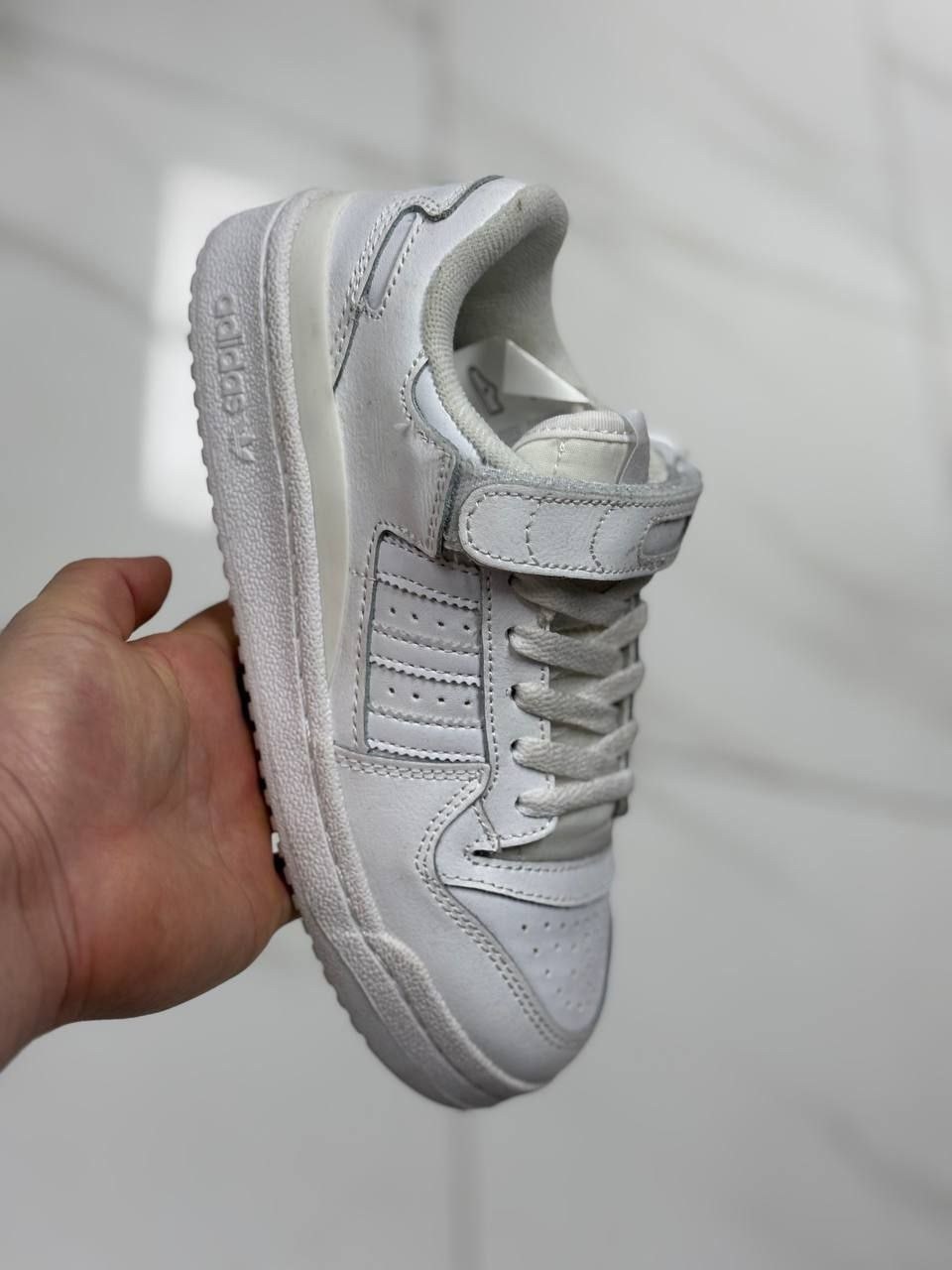 кроссовки adidas,кроссовки женские adidas,адидас аир форс,кроссовки женскиe,женские кроссовки adidas forum white silver