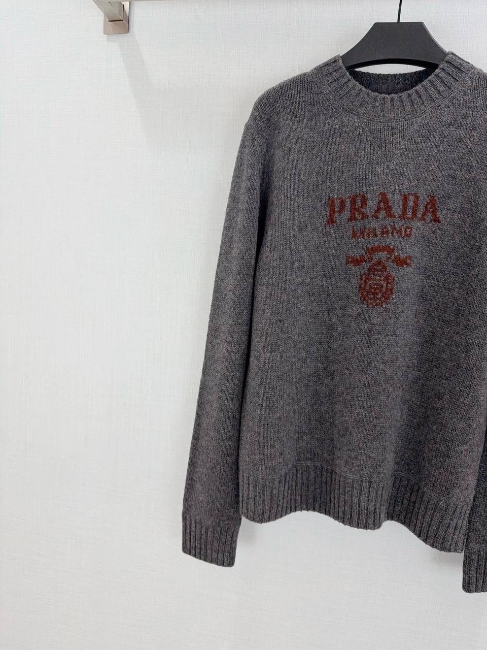 свитер prada,prada кашемировый джемпер с вышитым логотипом серый,джемпер с логотипом,джемпер прада серый,кашемировый джемпер с логотипом prada серый