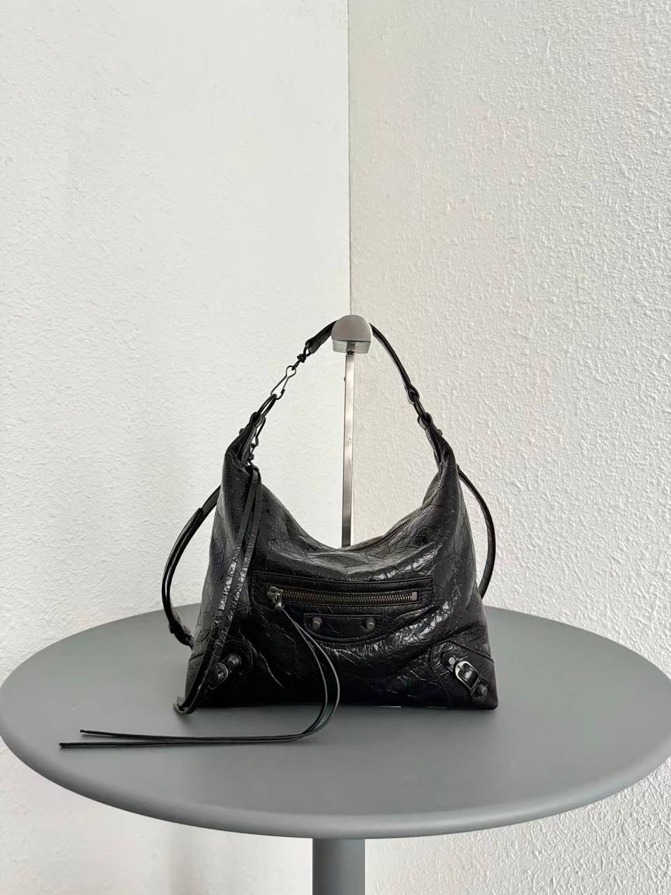 сумка balenciaga,сумка баленсиага,баленсиага сумка женская,сумка баленсиага багет черная,женская черная кожаная сумка balenciaga le cagole small