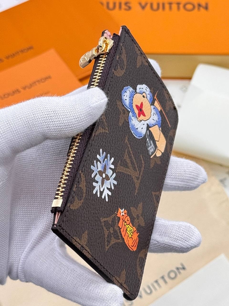 картхолдер louis vuitton,картхолдер луи виттон цветной,визитница луи виттон мужская,визитница louis vuitton,louis vuitton кошельки