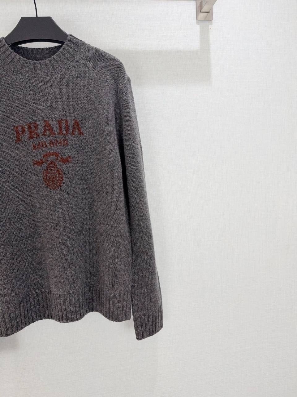 свитер prada,prada кашемировый джемпер с вышитым логотипом серый,джемпер с логотипом,джемпер прада серый,кашемировый джемпер с логотипом prada серый