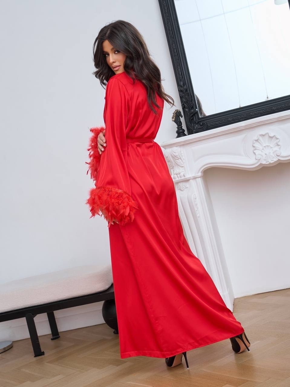 халат с перьями,шелковый халат,женский халат,женский халат с красными перьями,шелковый длинный халат